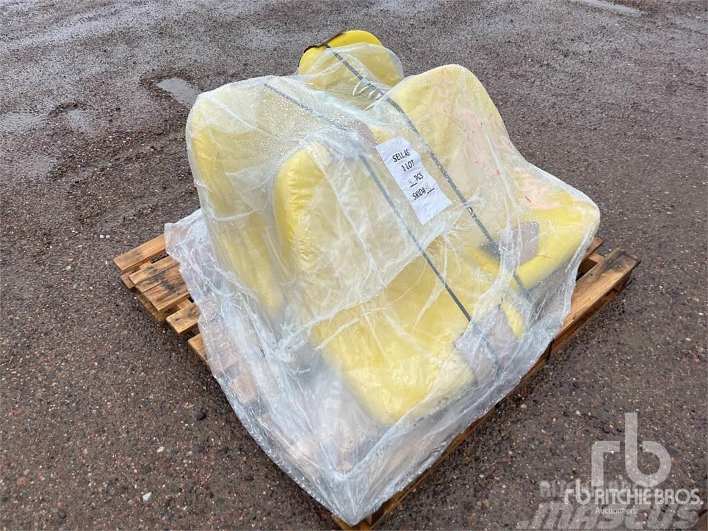 John Deere Quantity of (4) Yellow Tractor Seat Andet tilbehør
