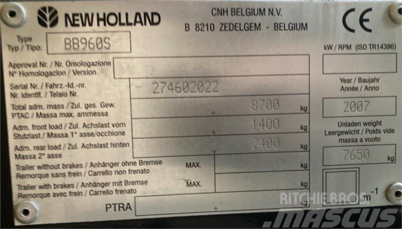New Holland BB 960A M. Parkland ballevogn Pressere til firkantede baller