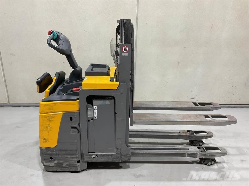 Jungheinrich ERD 220 Selvkørende stablere