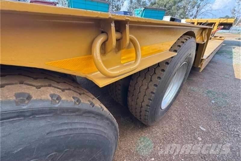 Afrit TRI AXLE LOW BED Andre lastbiler