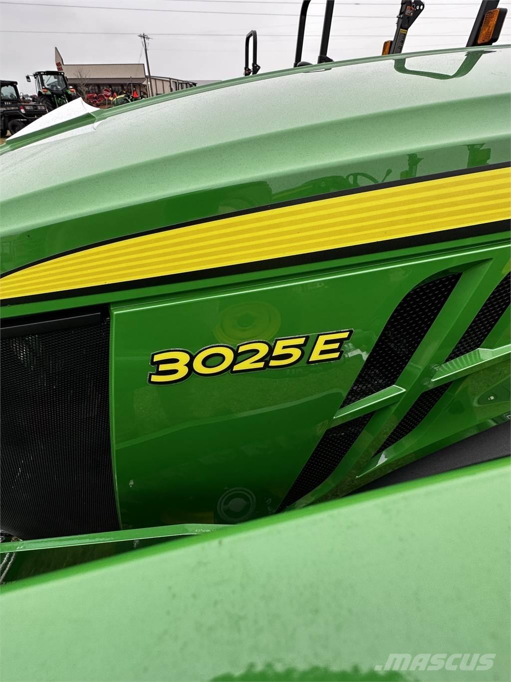 John Deere 3025E TRACTOR W/ R4 TIRES, 300E LOADER & BUCKET Kompakte traktorer