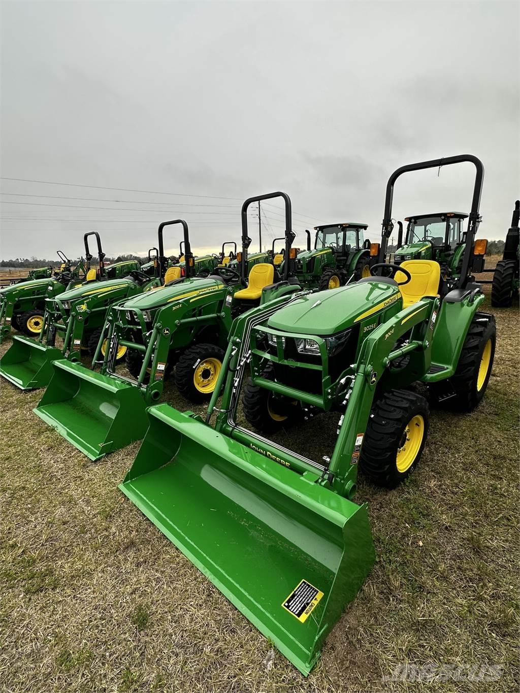 John Deere 3025E TRACTOR W/ R4 TIRES, 300E LOADER & BUCKET Kompakte traktorer
