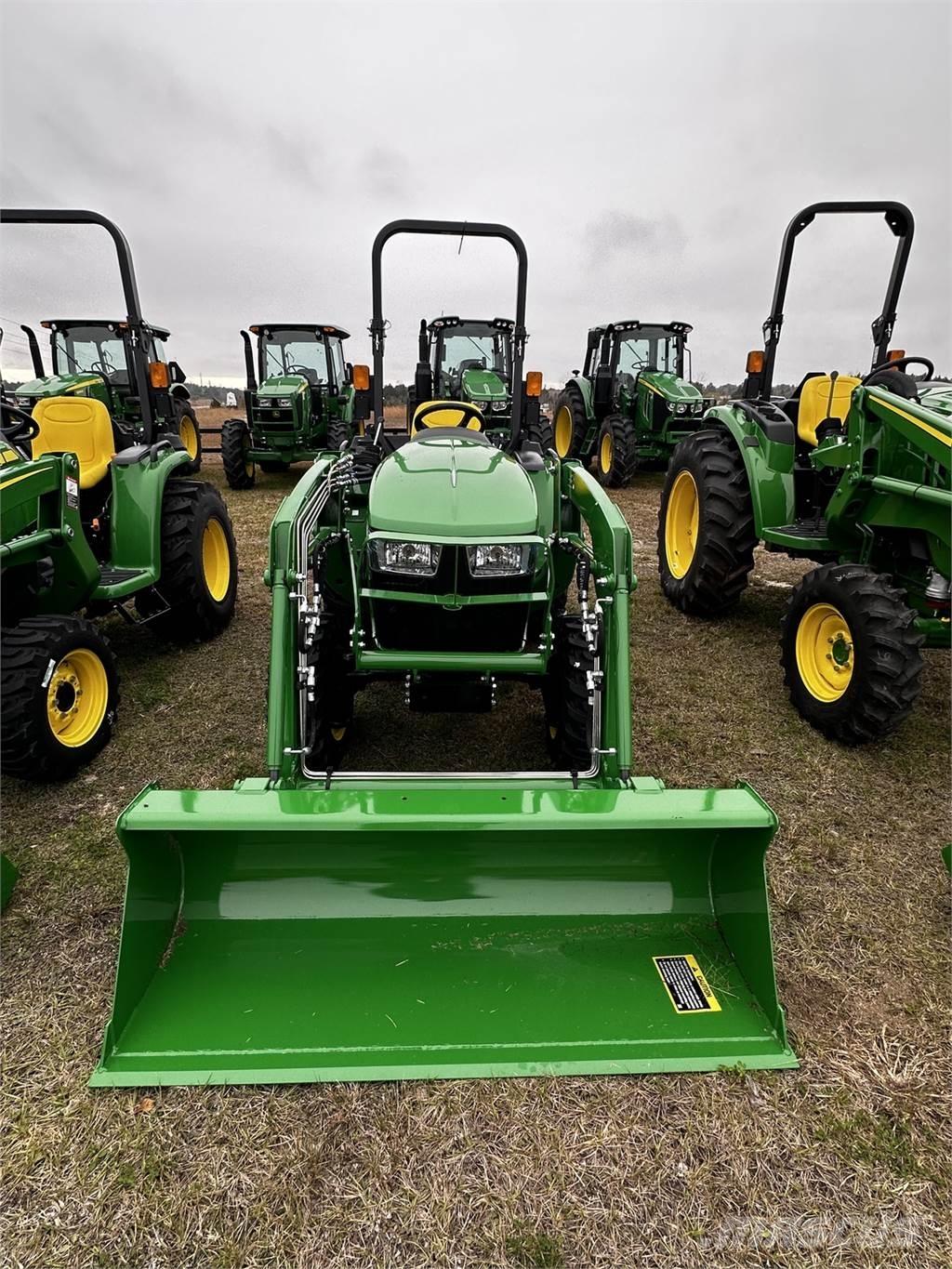 John Deere 3025E TRACTOR W/ R4 TIRES, 300E LOADER & BUCKET Kompakte traktorer