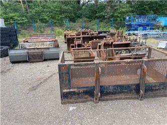 Diversen Large selection of used buckets and attac