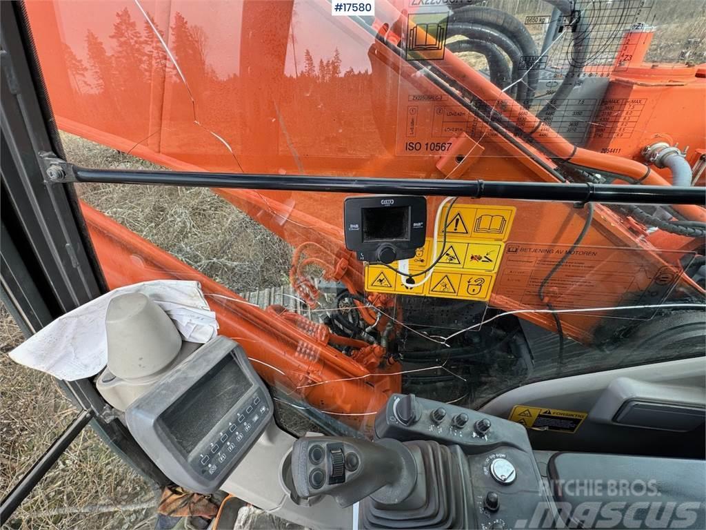 Hitachi ZX225 crawler excavator w/ 2 buckets and tilt WATC Gravemaskiner på larvebånd