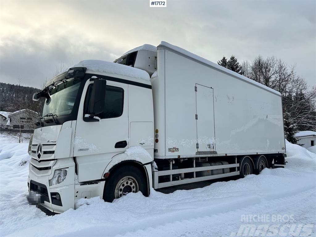 Mercedes-Benz Actros 2551 6x2 Box Truck w/ fridge/freezer unit. Fast kasse