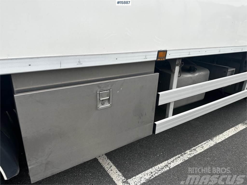 Mercedes-Benz Actros 6x2 Box Truck w/ fridge/freezer unit. Fast kasse