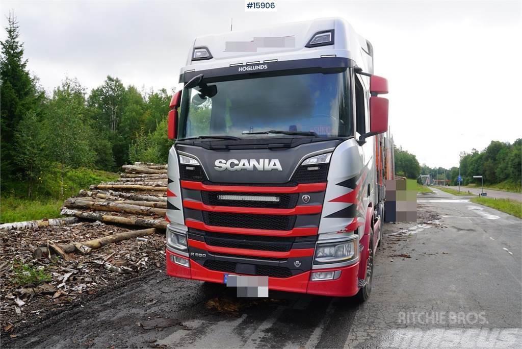 Scania R650 6x4 timber truck with crane Tømmertransport