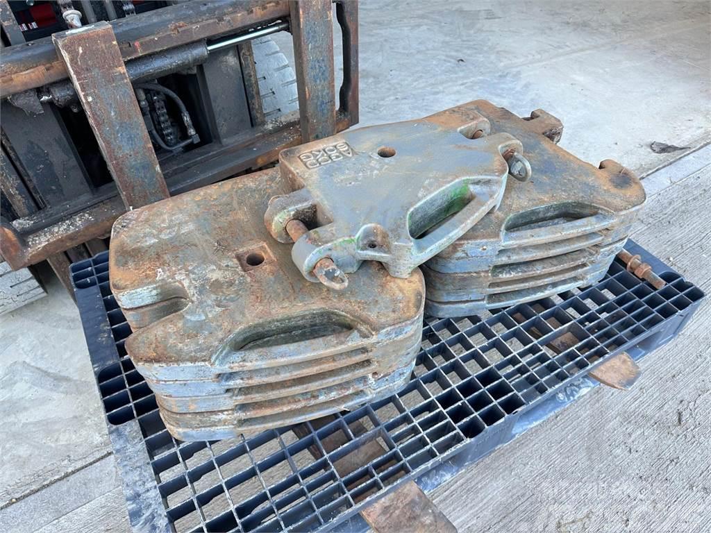 Massey Ferguson Set of front weights with centre tow weight Frontvægte