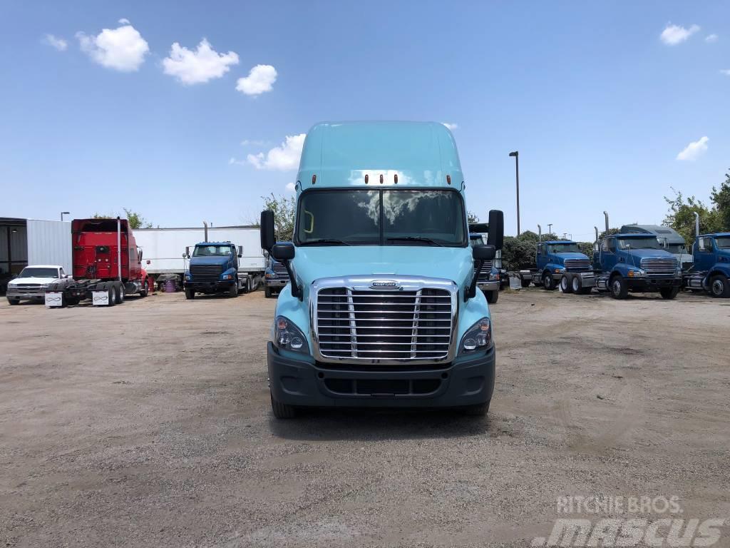  2018 FREIGHTLINER CASCADIA Conventional Truck with Trækkere