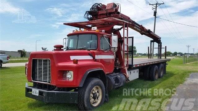 Mack RB690S Boom Truck Andre lastbiler