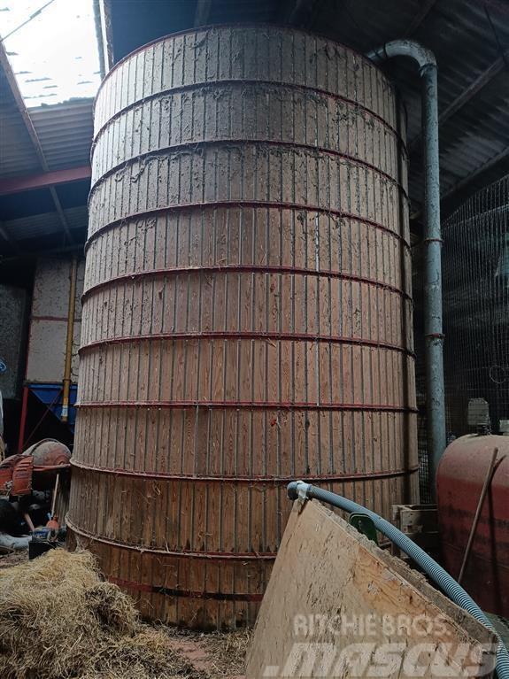 Kongskilde 2 stk. Mål ca. 2,7 m i diameter og 5,4 m høj. Udstyr til aflæsning i silo