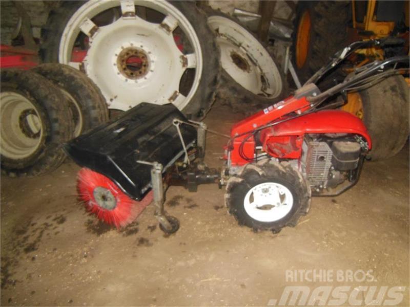 Nibbi Mak 4 med kost Kompakte traktorer