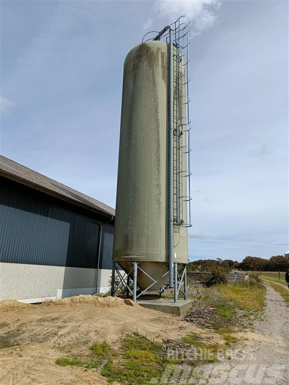 Tunetank 100 m3 Benhøjde ca. 150 cm Udstyr til aflæsning i silo