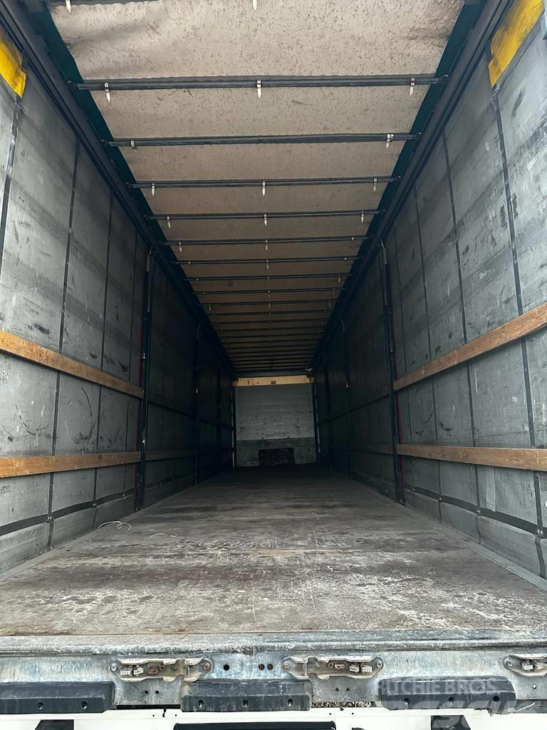 Schmitz Cargobull Rolóponyvás félpótkocsi Semi-trailer med lad/flatbed