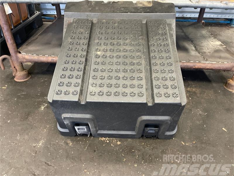 Scania SCANIA BATTERY COVER 2428035 Chassis og suspension