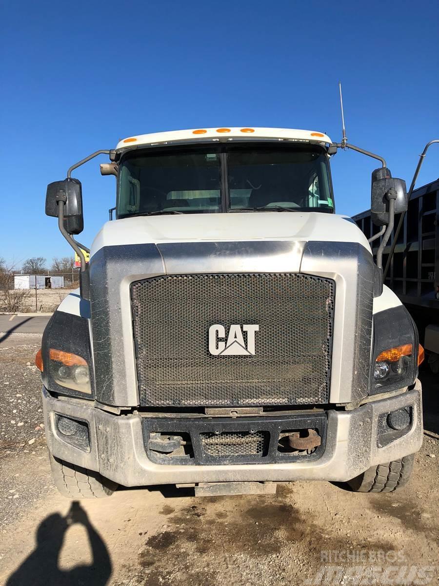 CAT CT660 Lastbiler med tip