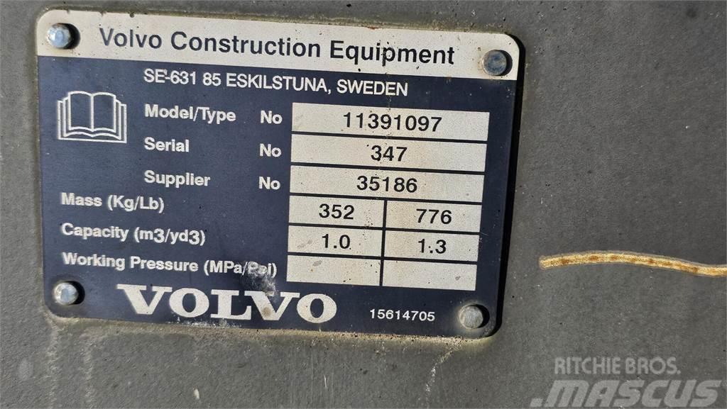 Volvo L30GS, maakauha, siipilumikauha ja trukkipiik Minilæsser - knækstyret
