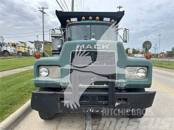 Mack R690ST Lastbiler med tip